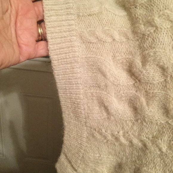 NWT Turtle neck sleeveless cable knit sweater - Picture 3 of 9